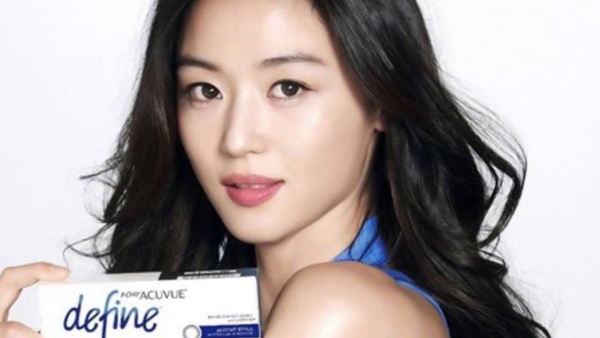 Woman holding Acuvue Define package